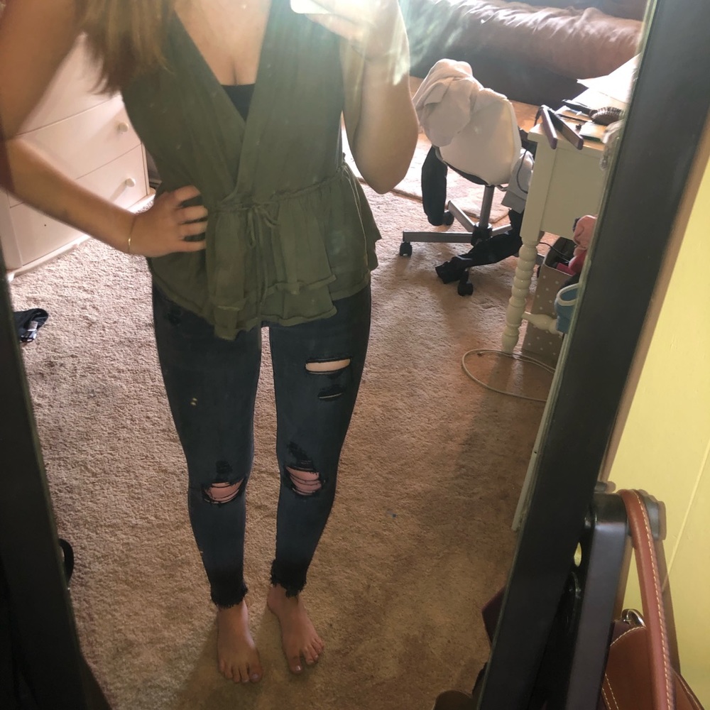 SUPER CUTE!!! American Eagle Black Ripped Jeans